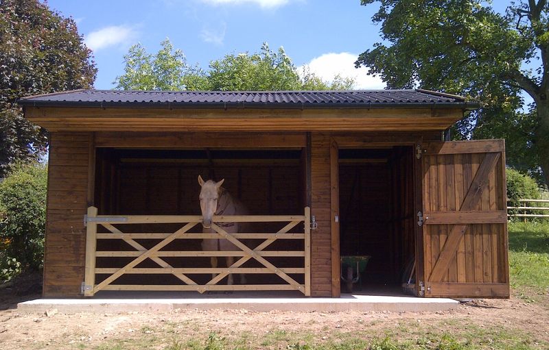 Open Fronted Field Shelter With Gate and Adjoining Tack Room image #3